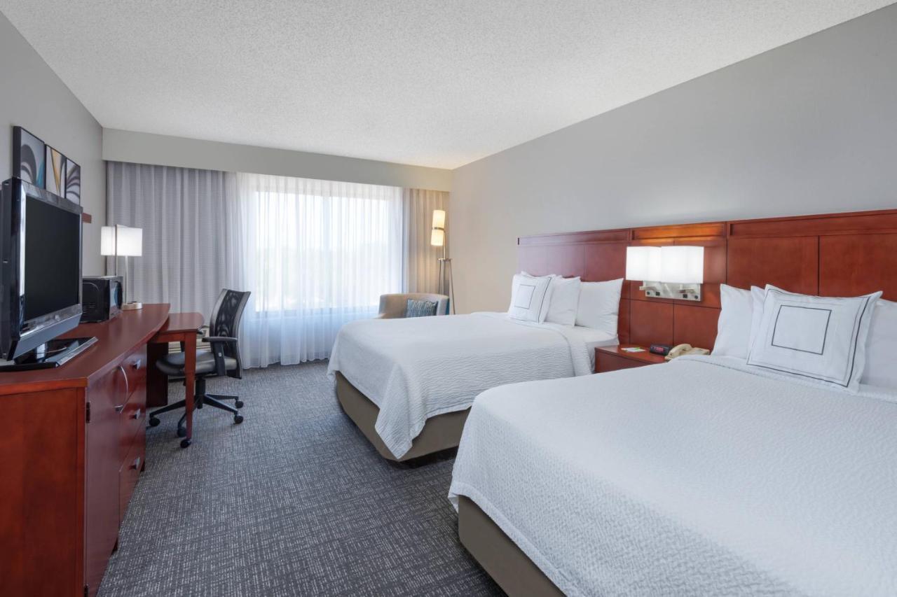 Courtyard 3*